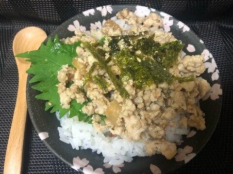 簡単ランチ♪大葉と鶏ひき肉の丼